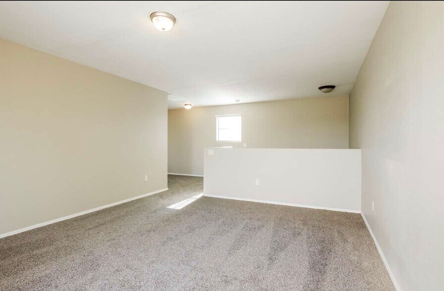 Building Photo - 5622 S 11th Pl