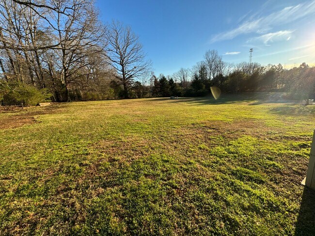Building Photo - ~~ Home with 2 acres located in Mebane ~~