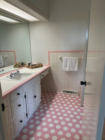 Building Photo - 305 S Laurel St