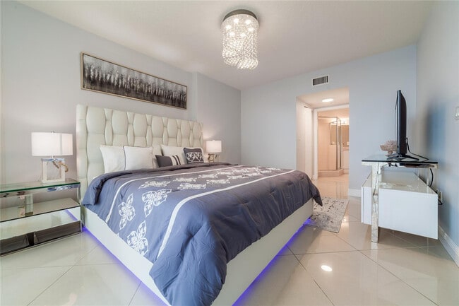 Building Photo - 16699 Collins Ave