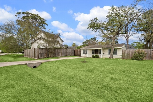 Building Photo - 1062 W 41st St