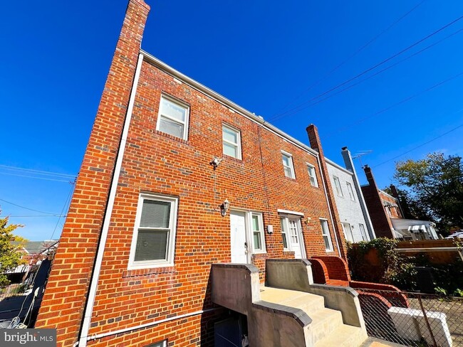 Building Photo - 3941 Blaine St NE