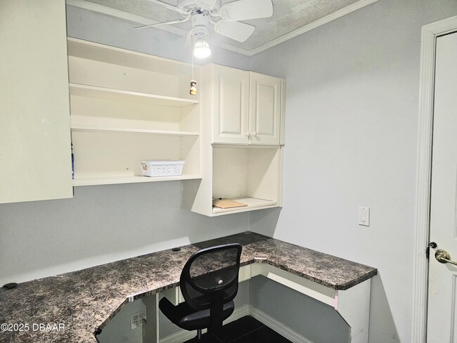 Building Photo - 6 Oak Village Dr