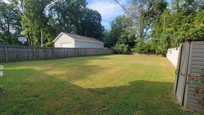 Building Photo - A 3 Bedroom Home Right Off Westport Road