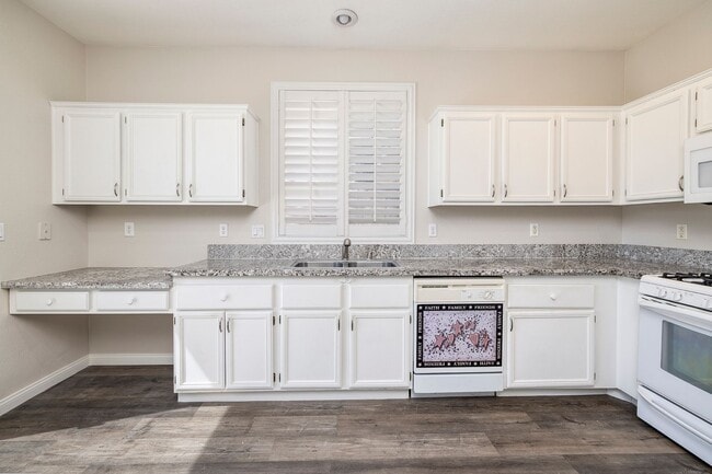 Building Photo - Single Story Home @ Buffalo/Desert Inn  1 Story - 2 Bedrooms + Den