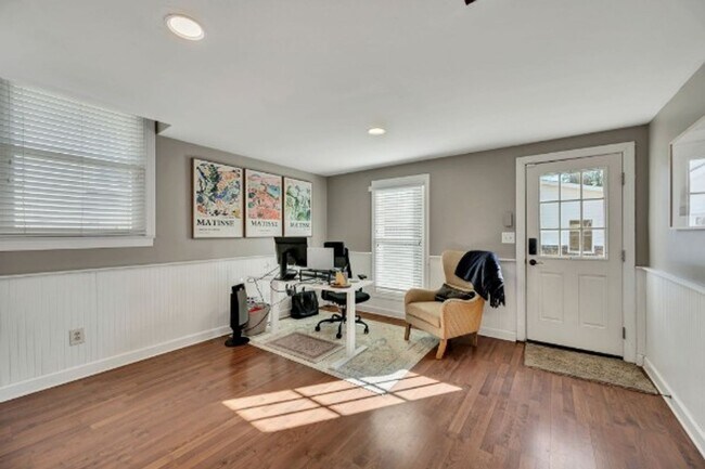 Building Photo - Renovated Ranch, Fenced Yard, Separate Studio