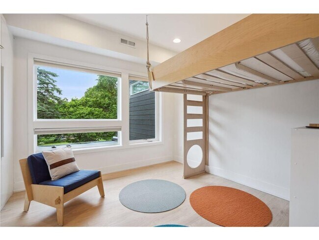Building Photo - 209 Westwood Dr N