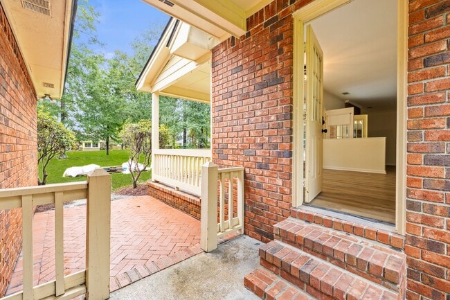 Building Photo - Renovated Home on Large Corner Lot in Coveted Strathy Hall