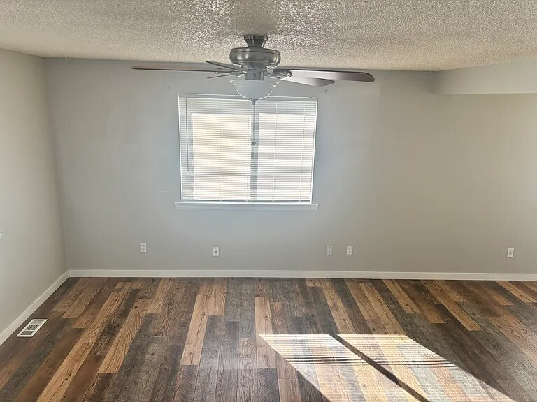 Building Photo - 4725 Nelson St