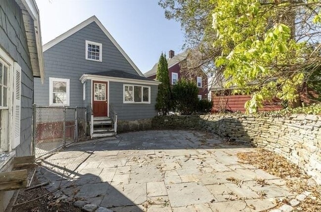 Building Photo - 34 Keith St