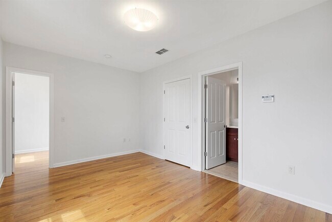 Building Photo - 439 Whiton St