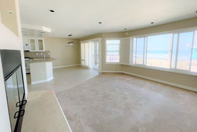 Building Photo - BEACH FRONT CONDO - Panoramic Ocean Views!