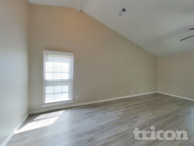 Building Photo - 496 Justice Dr