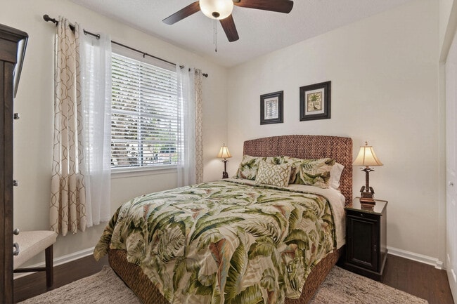 Building Photo - 3202 Myrtlewood Cir E