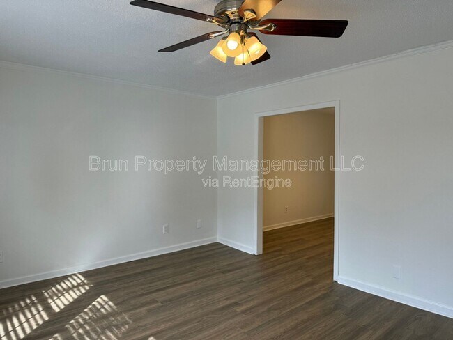 Building Photo - 11105 Lake Hills Dr