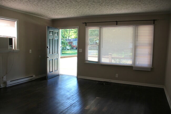 Building Photo - 2 Bedroom / 2 Bath Apartment with w/d hook...