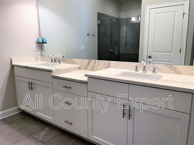 Building Photo - 113 Laurel Crst Aly