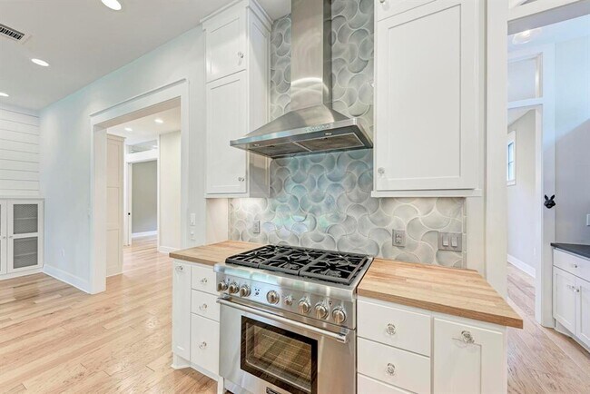 Building Photo - 1707 W St Johns Ave