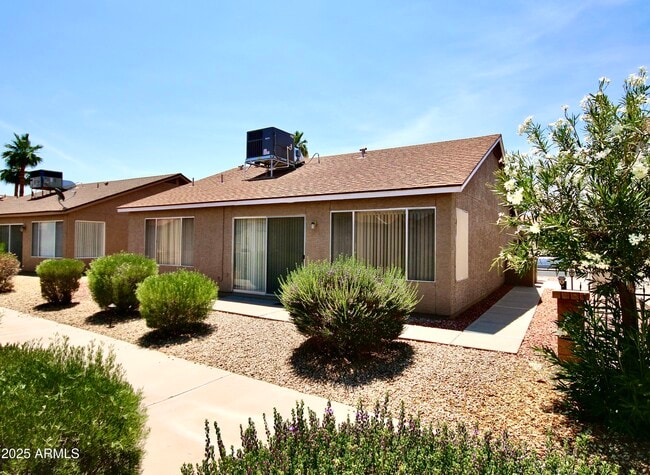 Building Photo - 1702 E Palm Beach Dr