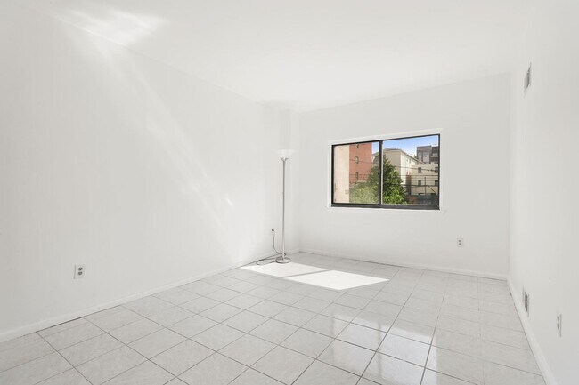 Building Photo - 318 38th St
