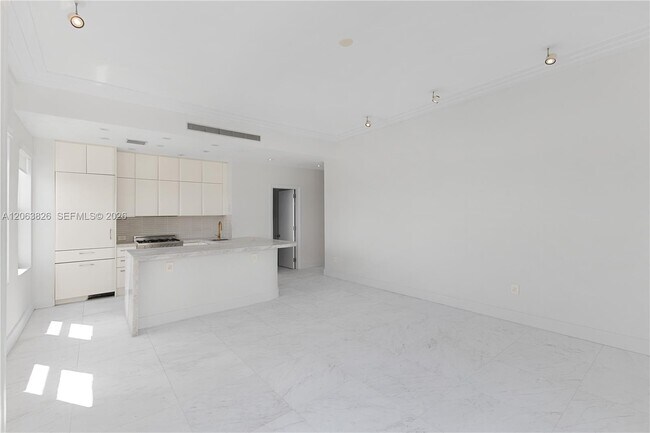 Building Photo - 2421 Lake Pancoast Dr