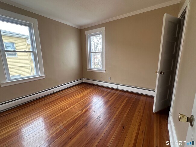 Building Photo - 22-24-24 Bushnell St