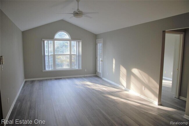 Building Photo - 5400 Pine Aires Dr