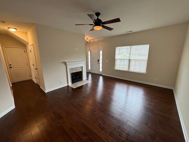 Building Photo - White House townhome available with 1 car ...