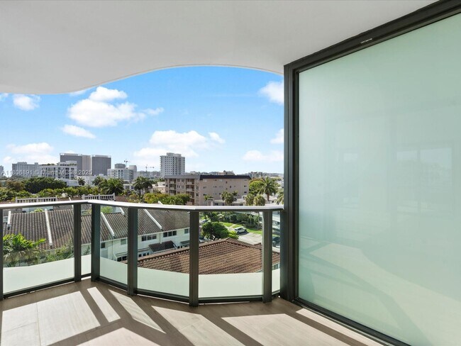 Building Photo - 9901 W Bay Harbor Dr