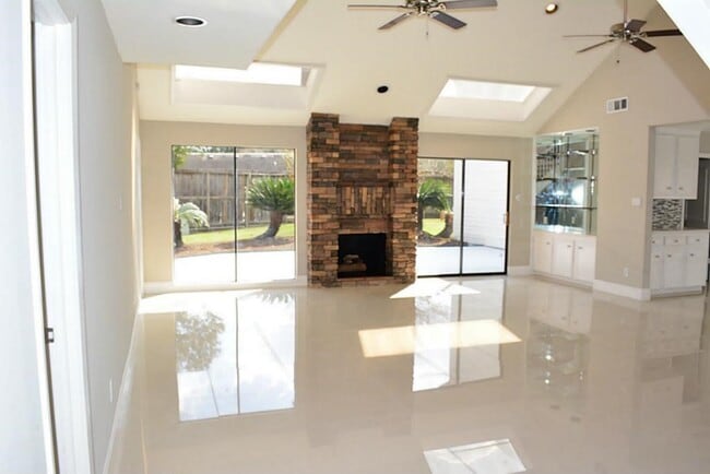 Building Photo - 2127 Manor Green Dr