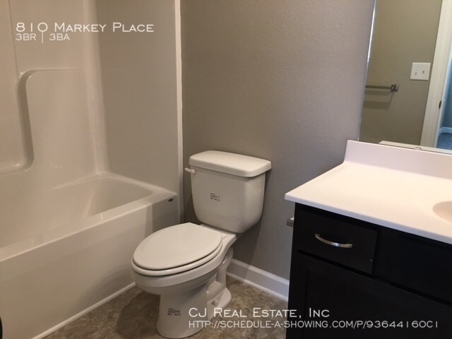 Building Photo - 810 Markey Pl