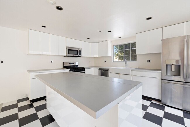 Building Photo - Beautiful 3-bedroom, 2.5-bath tri-level to...