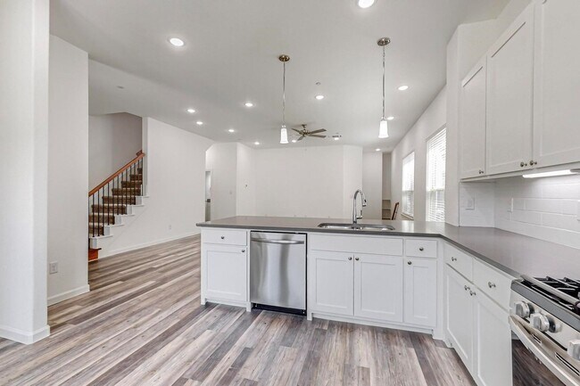 Building Photo - 4 Bed 3 Bath Luxurious Townhome in Frisco!