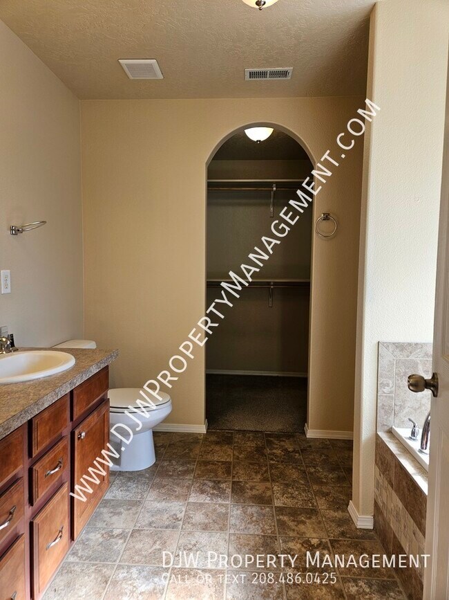 Building Photo - 4665 N Beaham Ave