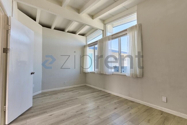 Building Photo - 915 N Holly St