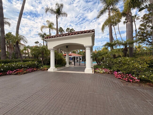 Building Photo - Beautiful 3 Bedroom, 2.5 Bathroom Newport ...