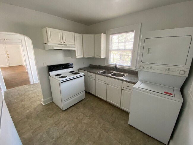 Building Photo - 702 Maupas Ave