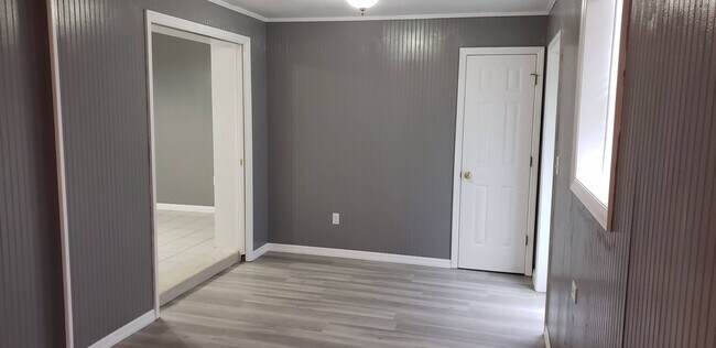 Building Photo - 3 bed, 2 bath 1 car garage
