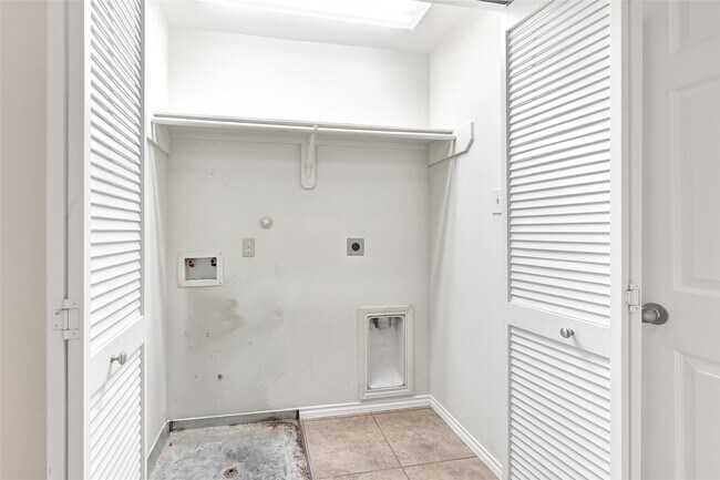 Building Photo - 11927 Shallow Oaks Dr