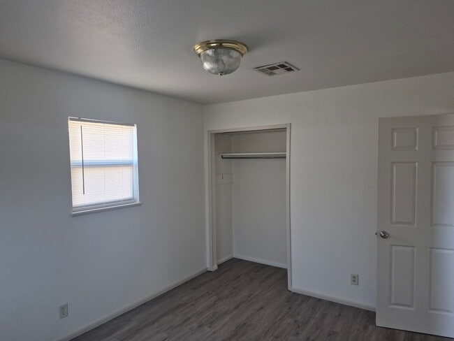 Building Photo - 4- Bedroom 1.5 bath home with over 1400sqft of living space!!