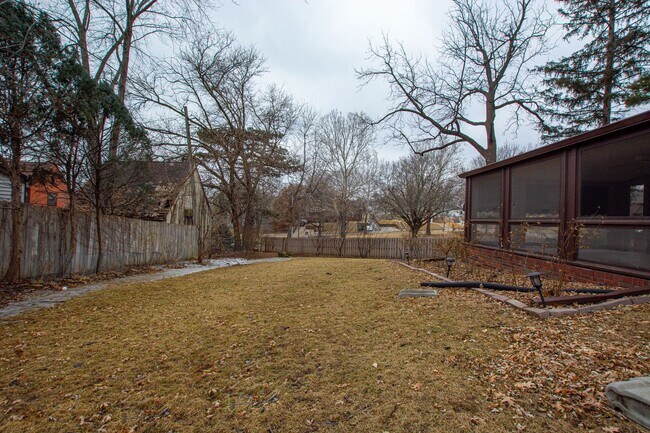 Building Photo - Gorgeous 5 Bedroom / 4.5 Bath Home located right off Happy Hollow Blvd!