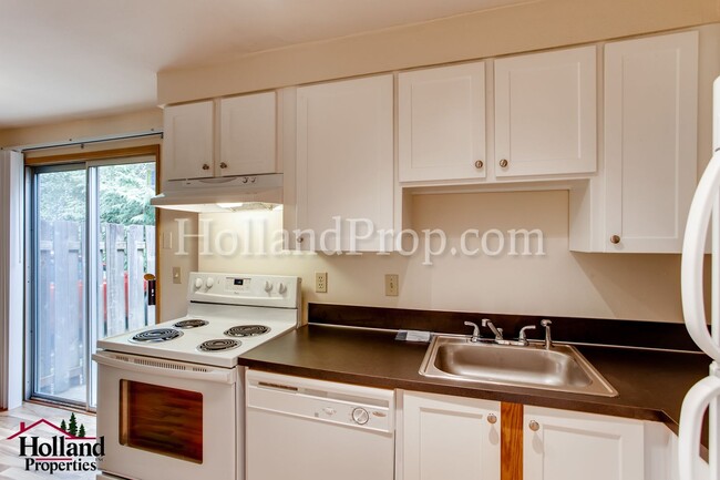 Building Photo - Beaverton-Hillsdale 6320-24 - Horstmann