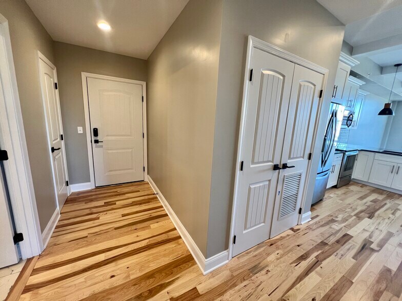 Building Photo - 116 S Main St