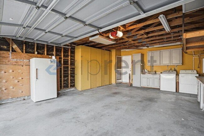 Building Photo - Unit