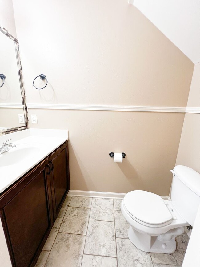 Building Photo - 2 Bedroom 1.5 Bathroom Townhome