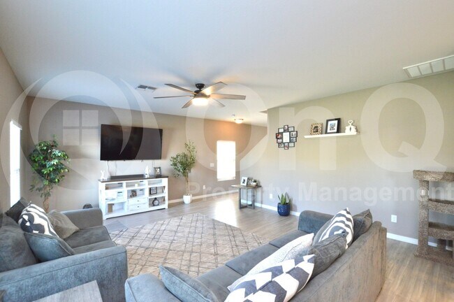 Building Photo - 17901 N Vera Cruz Ave