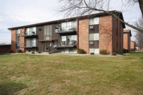 Peoria North Apartments - 126 E Lake Ave Peoria IL 61614 | Apartment Finder