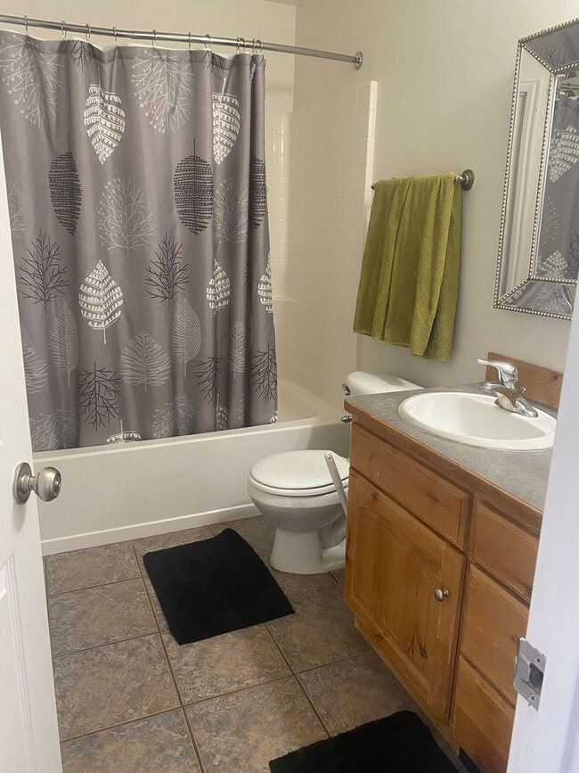 Building Photo - 3 Bedroom Victor Townhouse - Furnished
