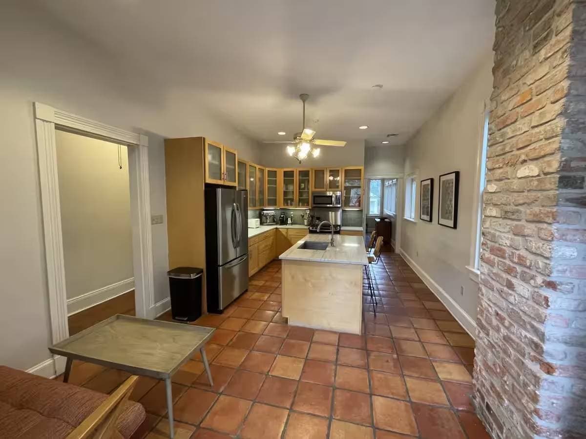 Building Photo - 6021 Coliseum St