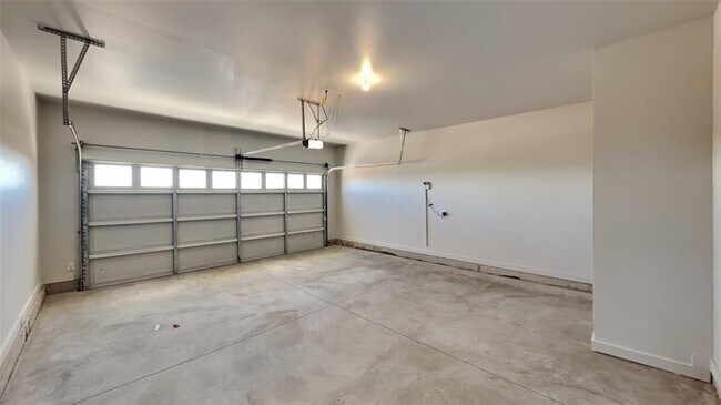 Building Photo - 17009 Oak Dr